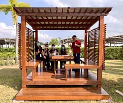ศาลาไม้ระเเนง หลังคาโพลี่ ขนาด 2x2.5 เมตร ราคา 39,000 บท